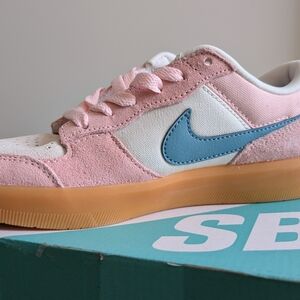 Nike Girl Size 5 Kids Pink Suede.